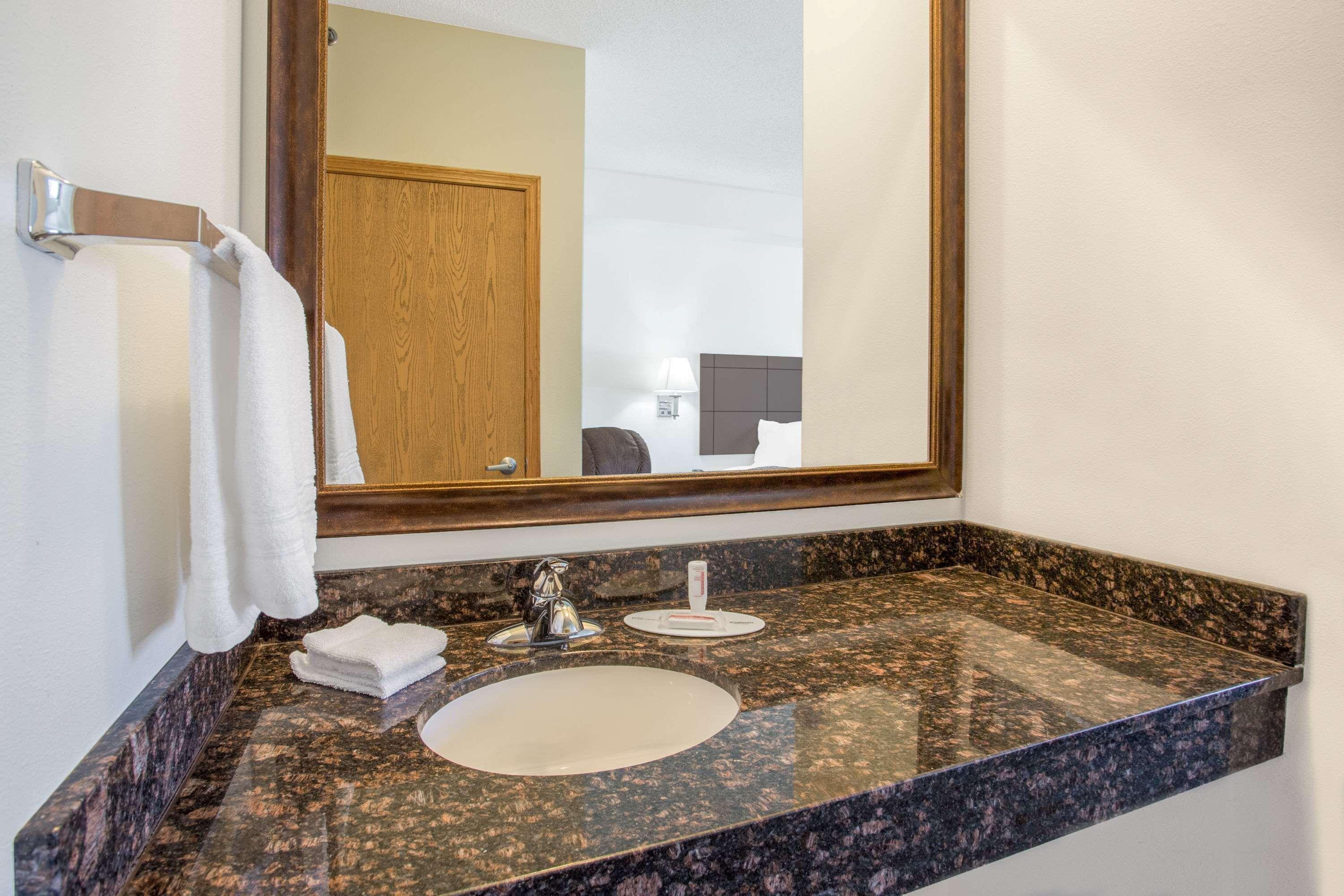 Super 8 By Wyndham Cedar Falls Ngoại thất bức ảnh